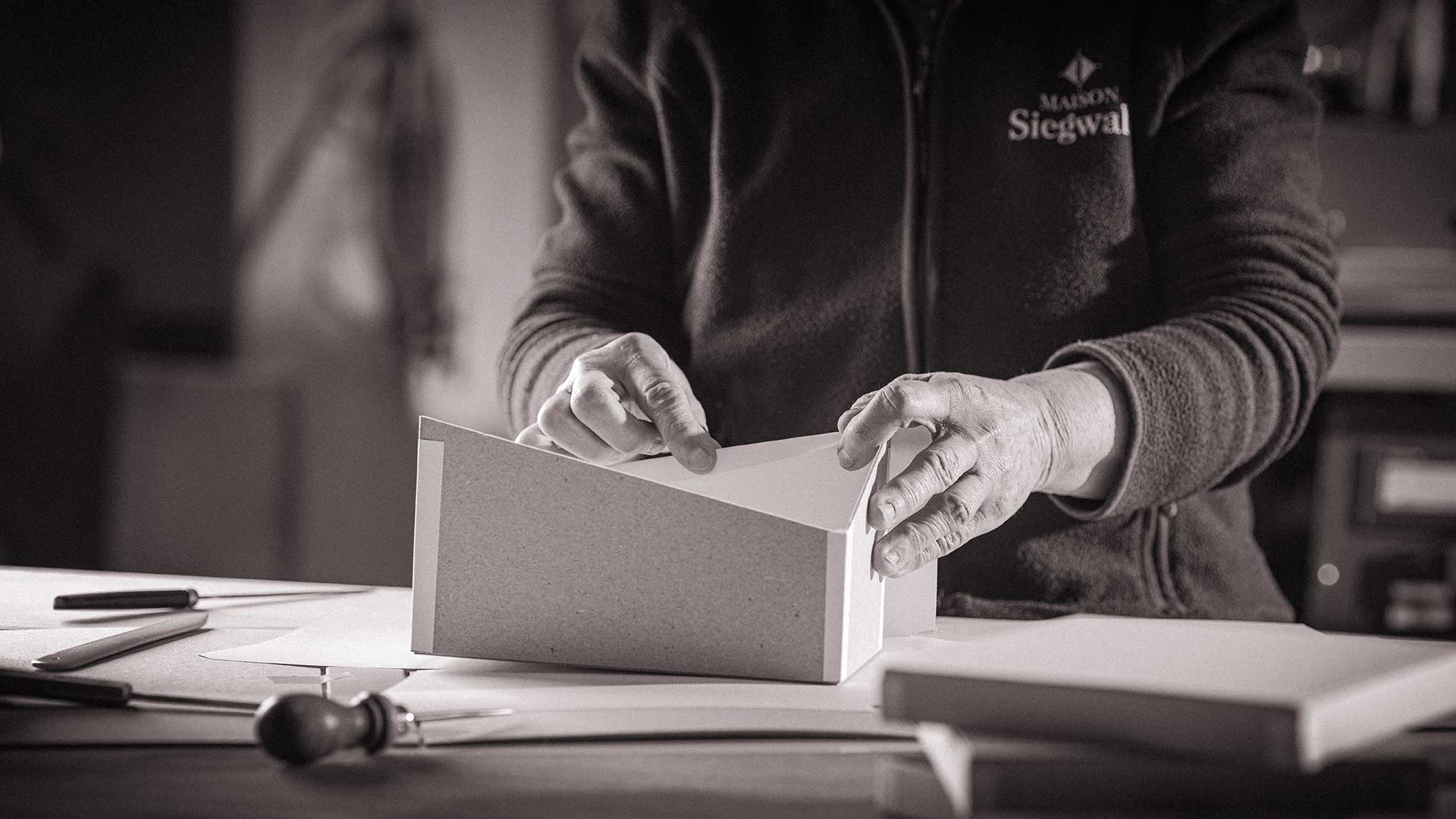Un fabricant local de coffrets en carton : une stratégie bénéfique